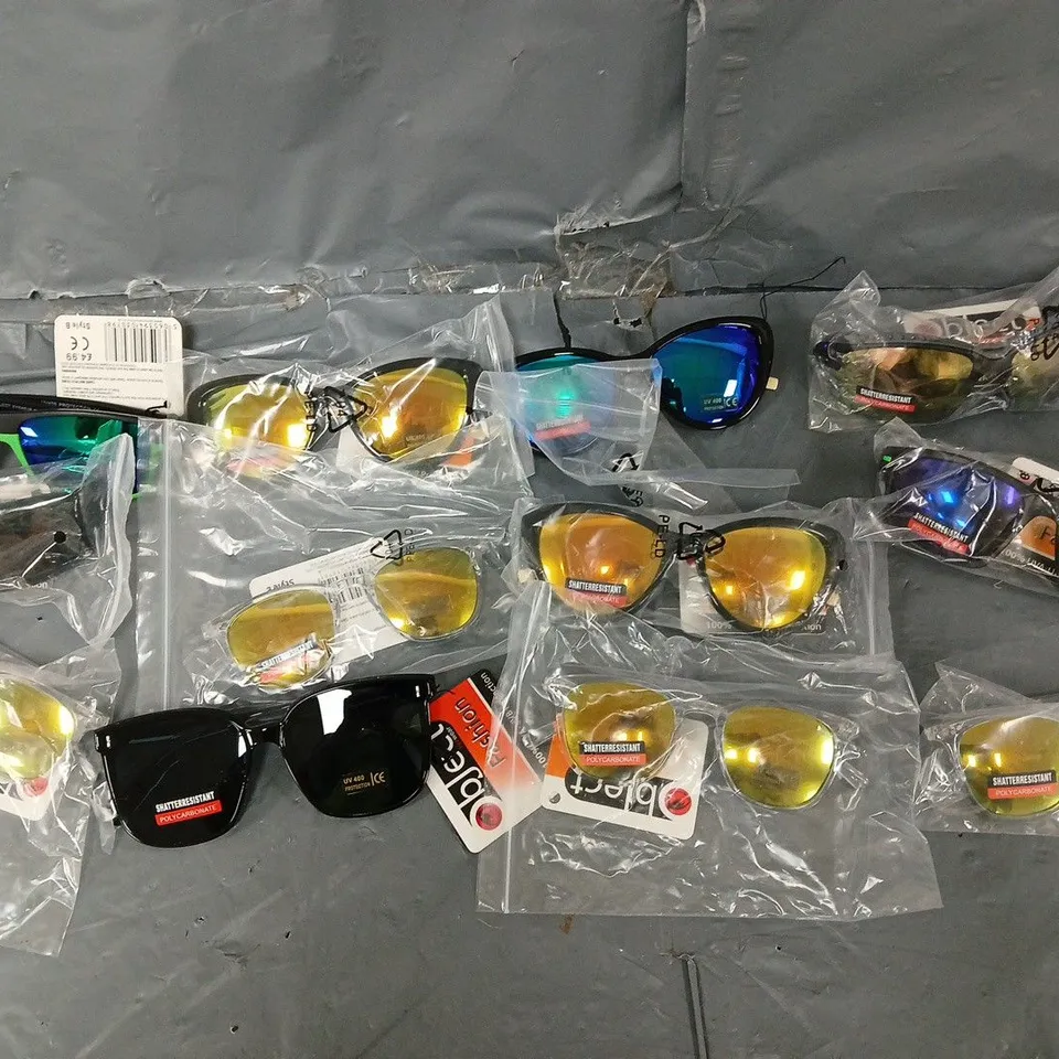APPROXIMATELY 200 ASSORTED FASHION GLASSES BY OBJECT IN VARIOUS STYLES AND SIZES