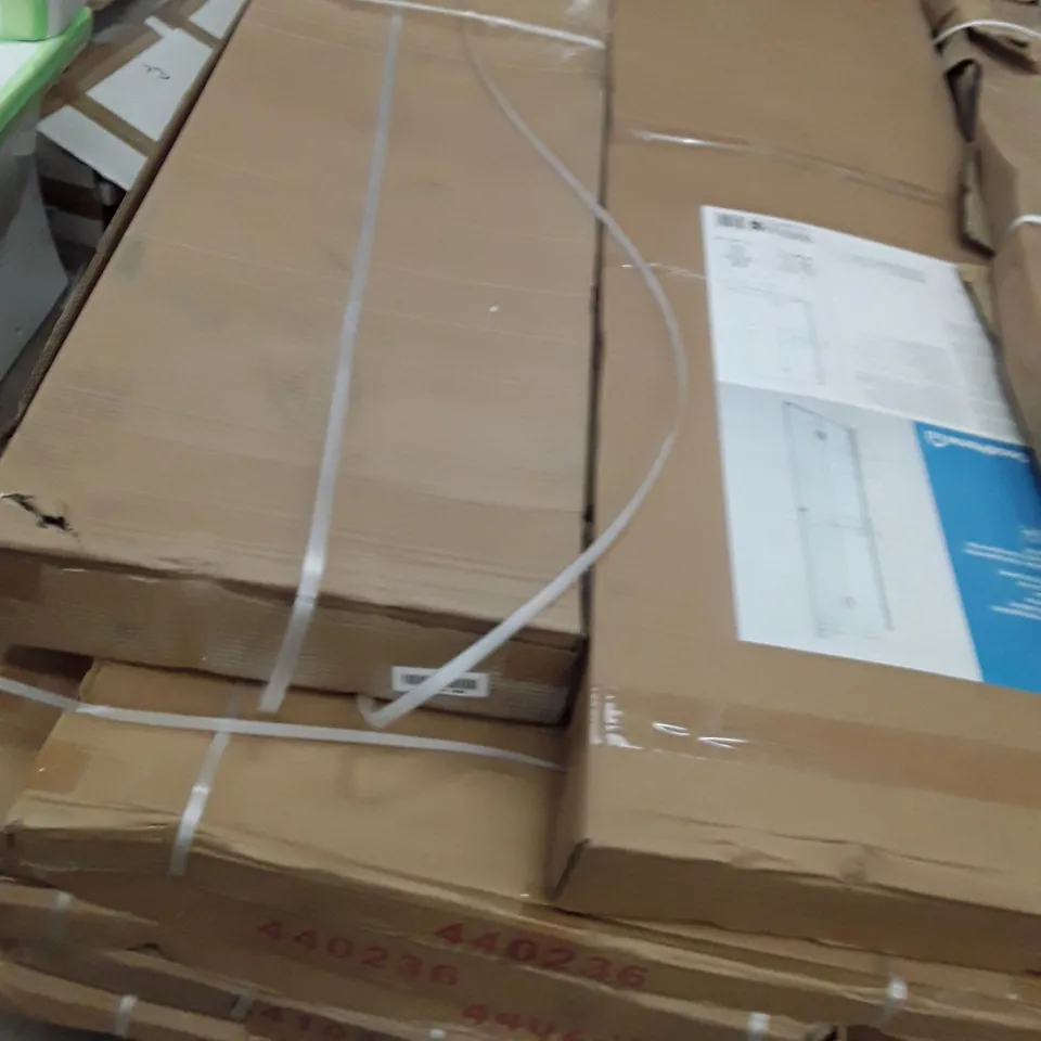 PALLET OF ASSORTED SHOWER TRAYS/DOORS
