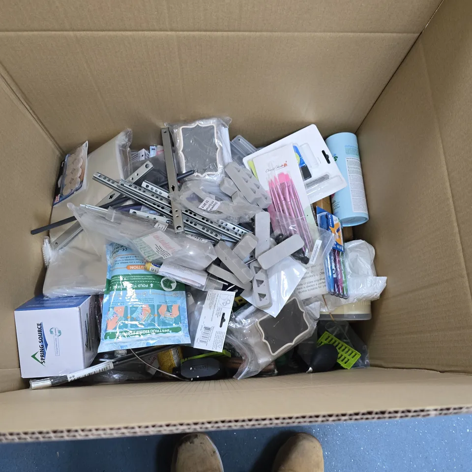 BOX OF APPROXIMATELY 20 ASSORTED HOUSEHOLD ITEMS TO INCLUDE EMOJI MAGNETS, POCKET PRAYER MAT AND A LASER RANGEFINDER