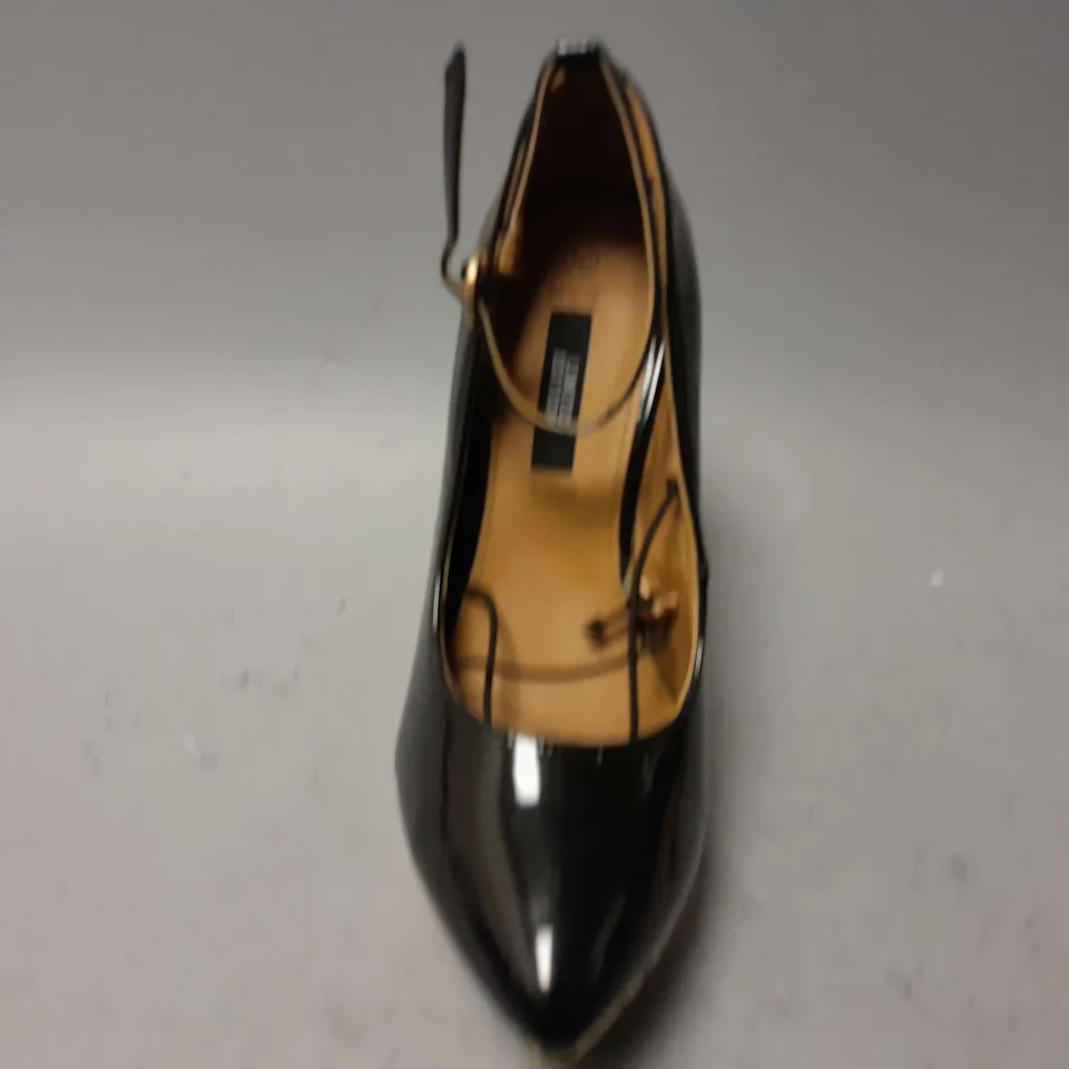 APPROXIMATELY 8 ASSORTED LOOSE PAIRS OF PRIMARK RAISED FOOT HEELS IN BLACK/GOLD IN VARIOUS SIZES
