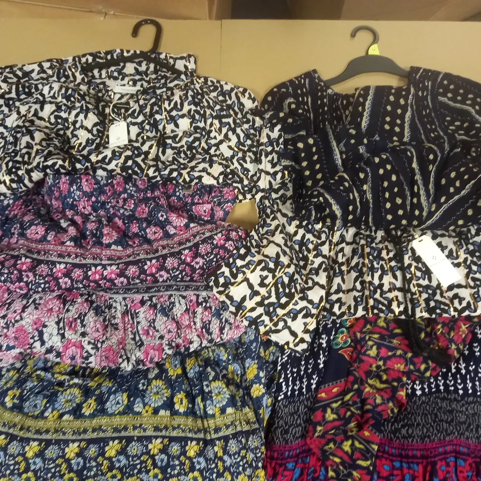 BOX OF APPROX 6 ASSORTED ITEMS OF MAISON DE NIMES CLOTHING IN VARIOUS SIZES AND STYLES