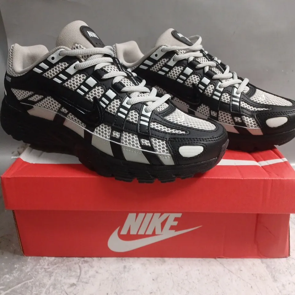 BOXED PAIR OF NIKE P-6000 TRAINERS IN GREY/BLACK SIZE UK 8