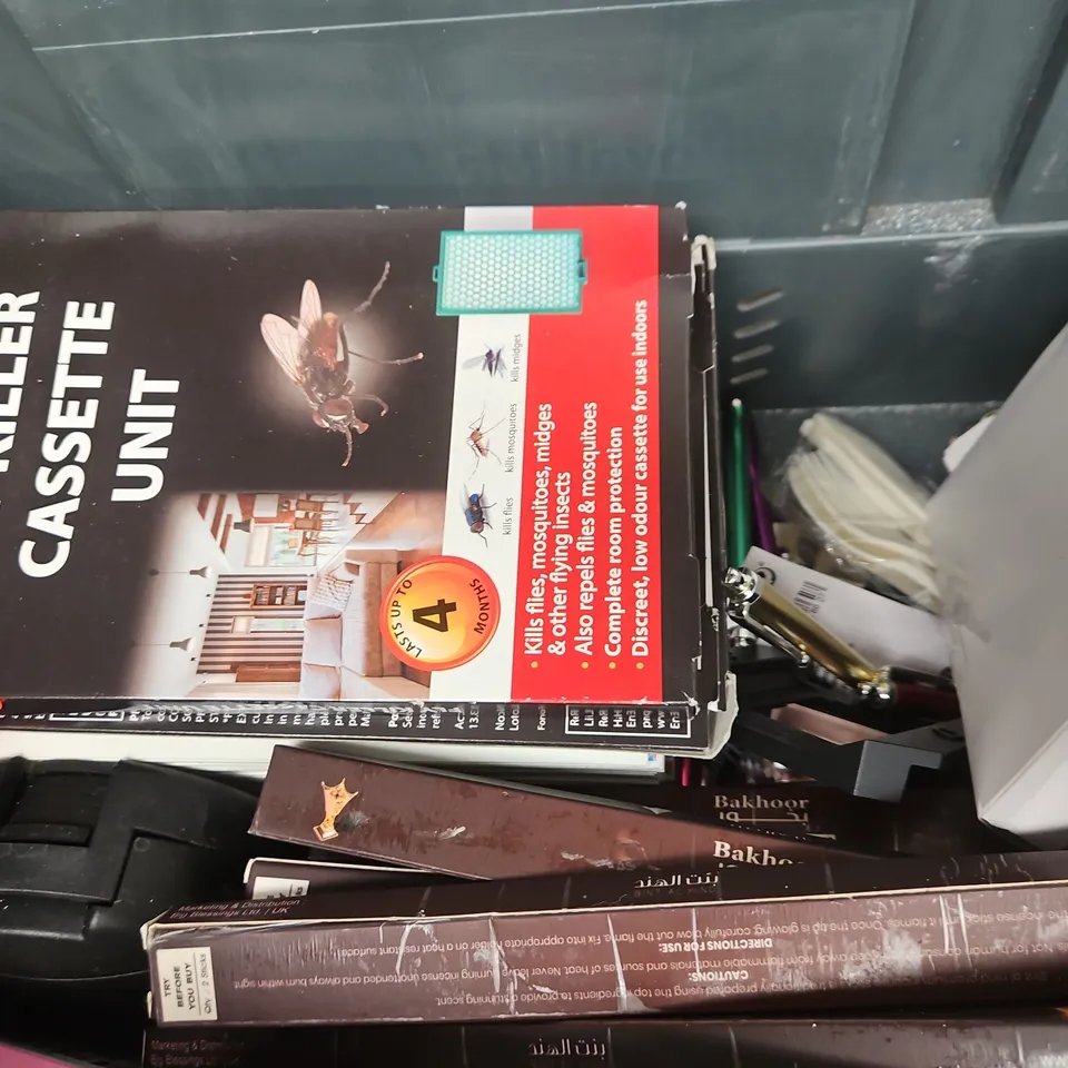 APPROXIMATELY 15 ASSORTED HOUSEHOLD ITEMS TO INCLUDE DYLON INTENSE FABRIC DYE, VANISH OXI ACTION, HEX KEY SET, ETC