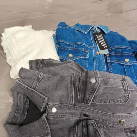 APPROXIMATELY 20 ASSORTED WOMENS CLOTHING PRODUCTS IN VARIOUS STYLES & SIZES