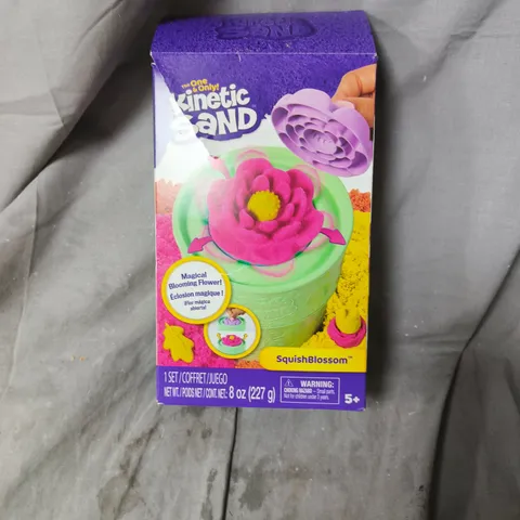 KINETIC SAND SQUISH BLOSSOM – 8 OZ (227 G) BOXED