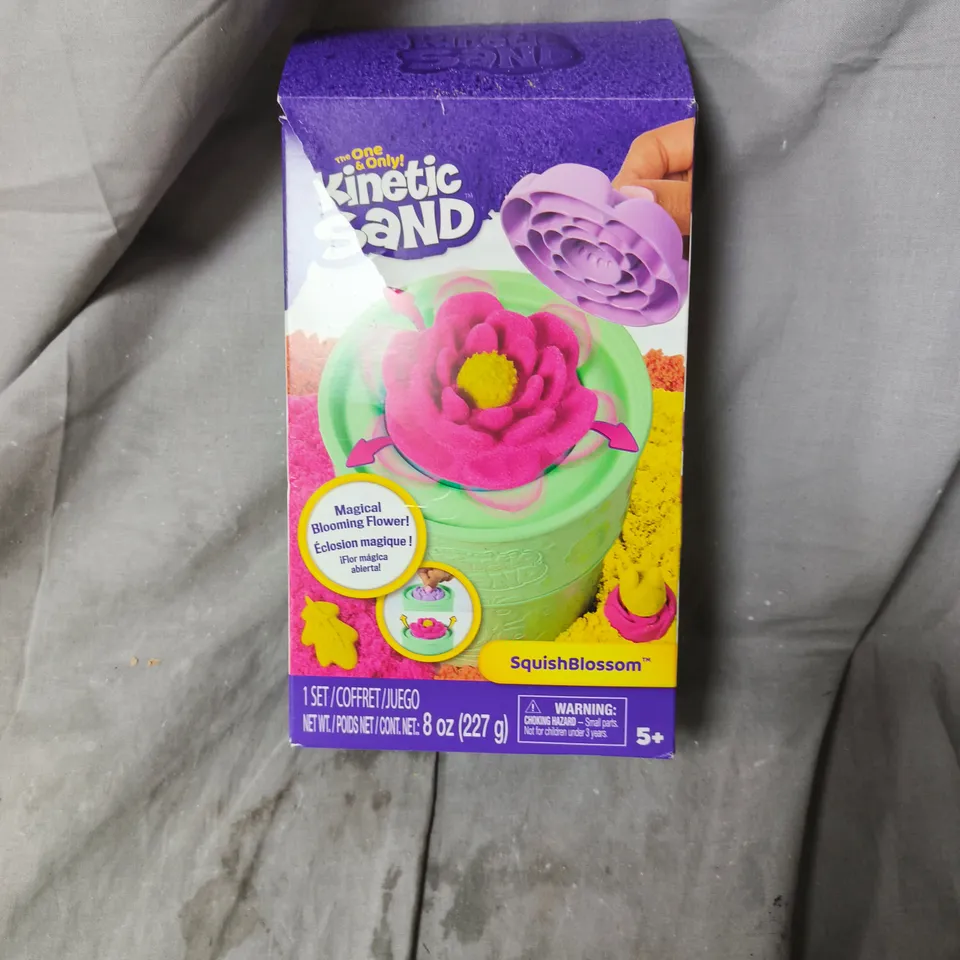 KINETIC SAND SQUISH BLOSSOM – 8 OZ (227 G) BOXED