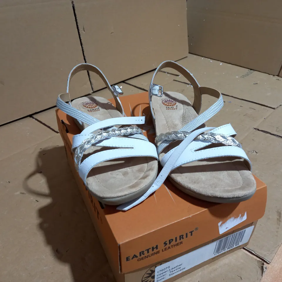 EARTH SPIRIT CUIR VERITAVLE WYATT WHITE SANDAL SIZE 6