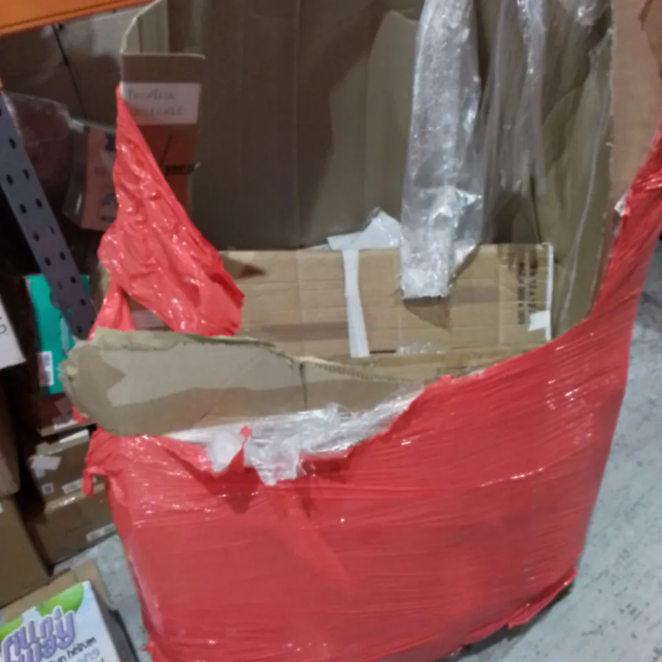 PALLET OF ASSORTED ITEMS TO INCLUDE: VISTAPROTECT PREMIUM PRIVACY FILTER, STEAM POT, MAGNETIC DRAWING BOARD, ARTIFICIAL TURF RAKE ETC 