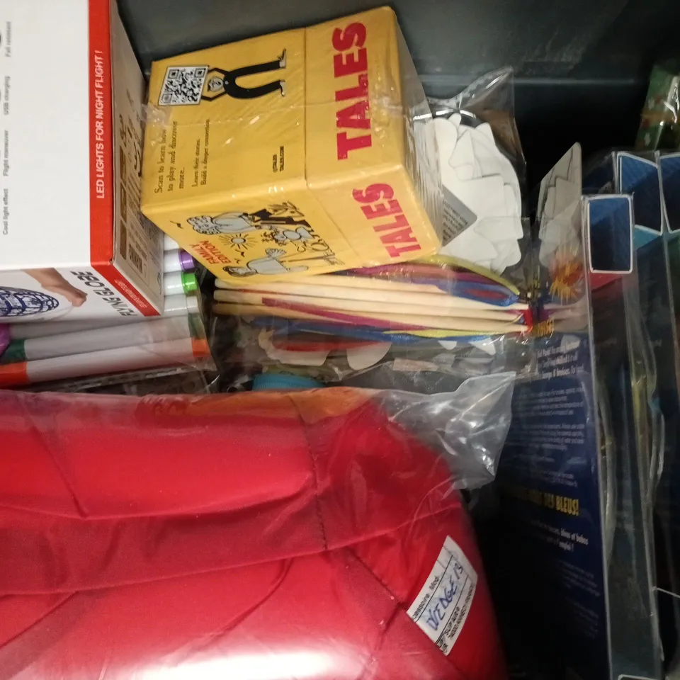 APPROXIMATELY 10 ASSORTED TOYS AND GAMES TO INCLUDE LEGO HIGHLIGHTERS, PALM PALS, ETC