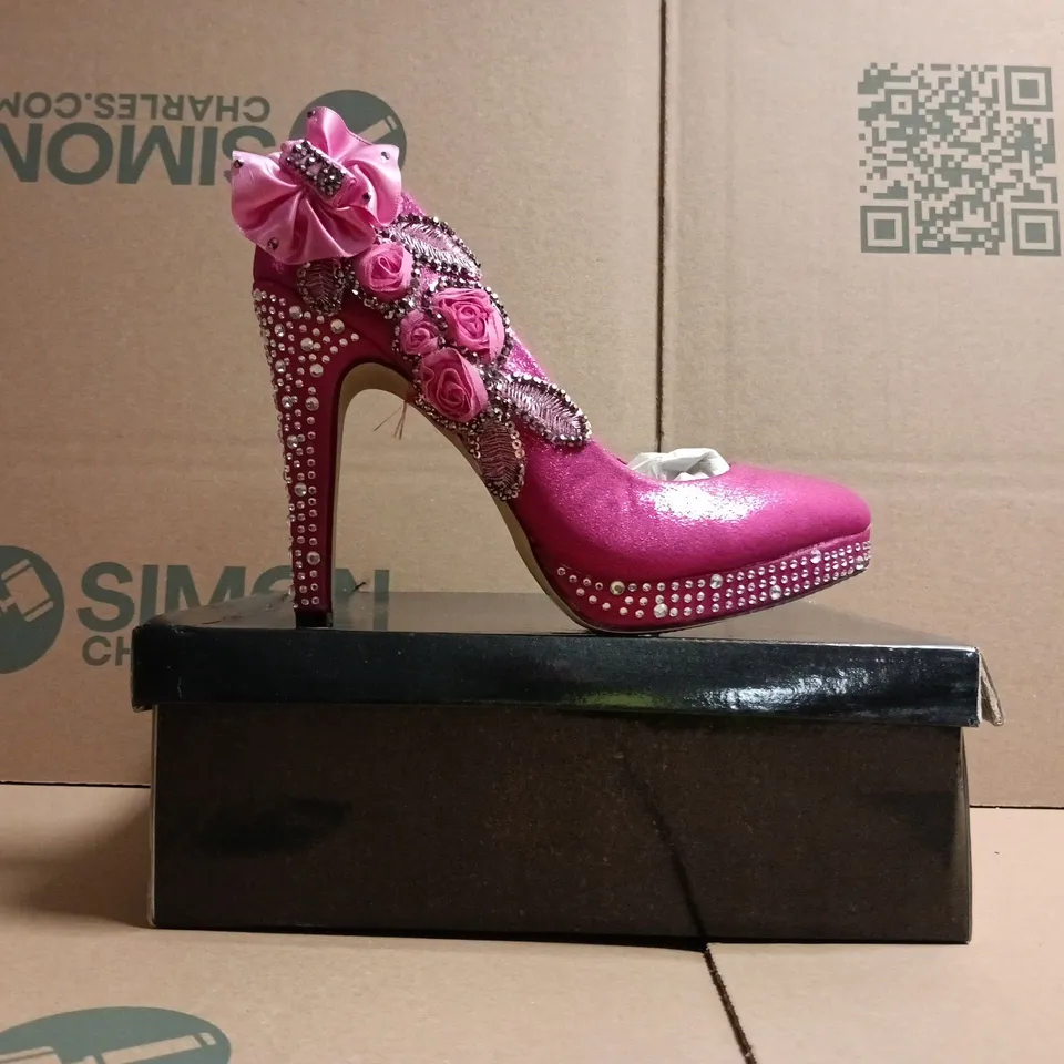 BOXED PAIR OF UNBRANDED CLOSED TOE WEDDING HEELS IN PINK W. FLORAL DETAIL SIZE 3