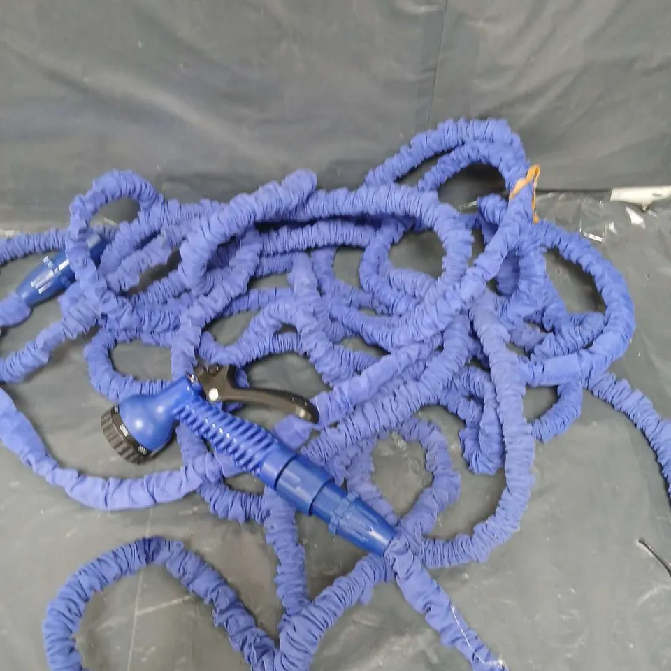 EXPANDABLE GARDEN HOSE IN BLUE - LENGTH UNSPECIFIED 