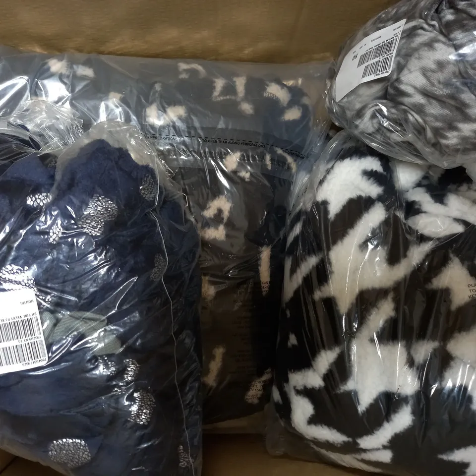 APPROXIMATELY 10 ASSORTED ITEMS OF HOME CLOTHING TO INCLUDE ROBE SIZE 3XL, SHERPA COATIGAN SIZE S/M, ONESIE SIZE M