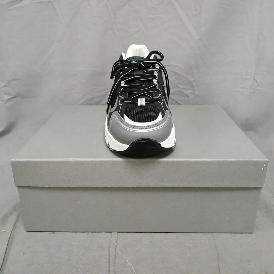 BOXED PAIR OF CLEENS PULSE RUNNER TRAINERS IN CARBON SIZE UK 8