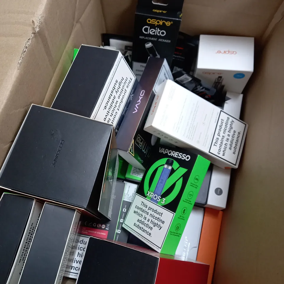 APPROXIMATELY 20 VAPES & E-CIGARETTES TO INCLUDE GEEK VAPE , ASPIRE , VAPORESSO ETC