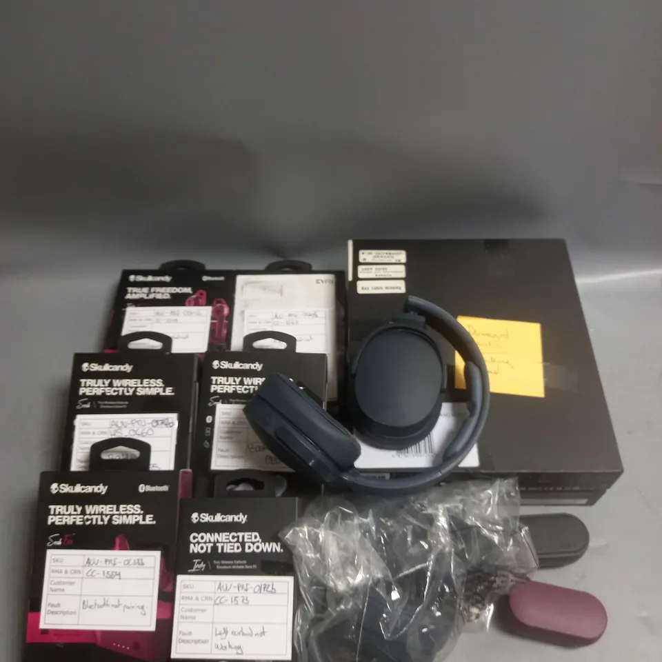 BOX OF APPROX 20 ASSORTED FAULTY SKULLCANDY HEADSETS IN VARIOUS STYLES AND COLOURS