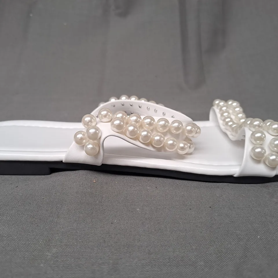 BOXED PAIR OF DESIGNER OPEN-TOE FLAT SANDALS IN WHITE W. PEARL EFFECT DETAIL EU SIZE 39