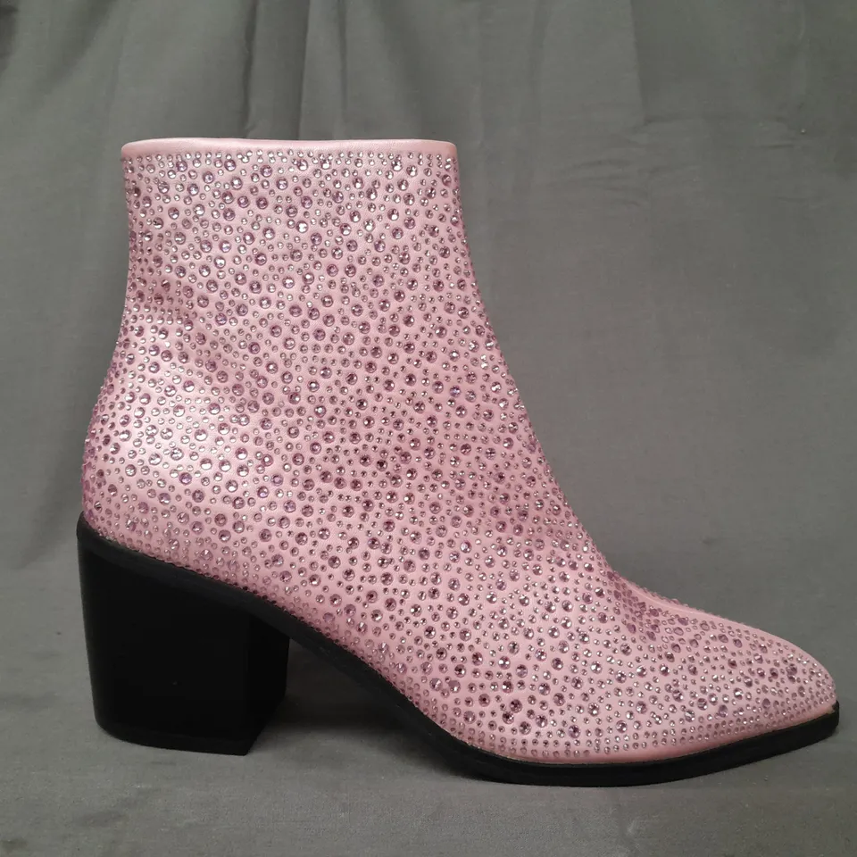 BOXED PAIR OF ASOS DESIGN POINTED TOE BLOCK HEEL ANKLE BOOTS IN PINK W. JEWEL EFFECT SIZE 7