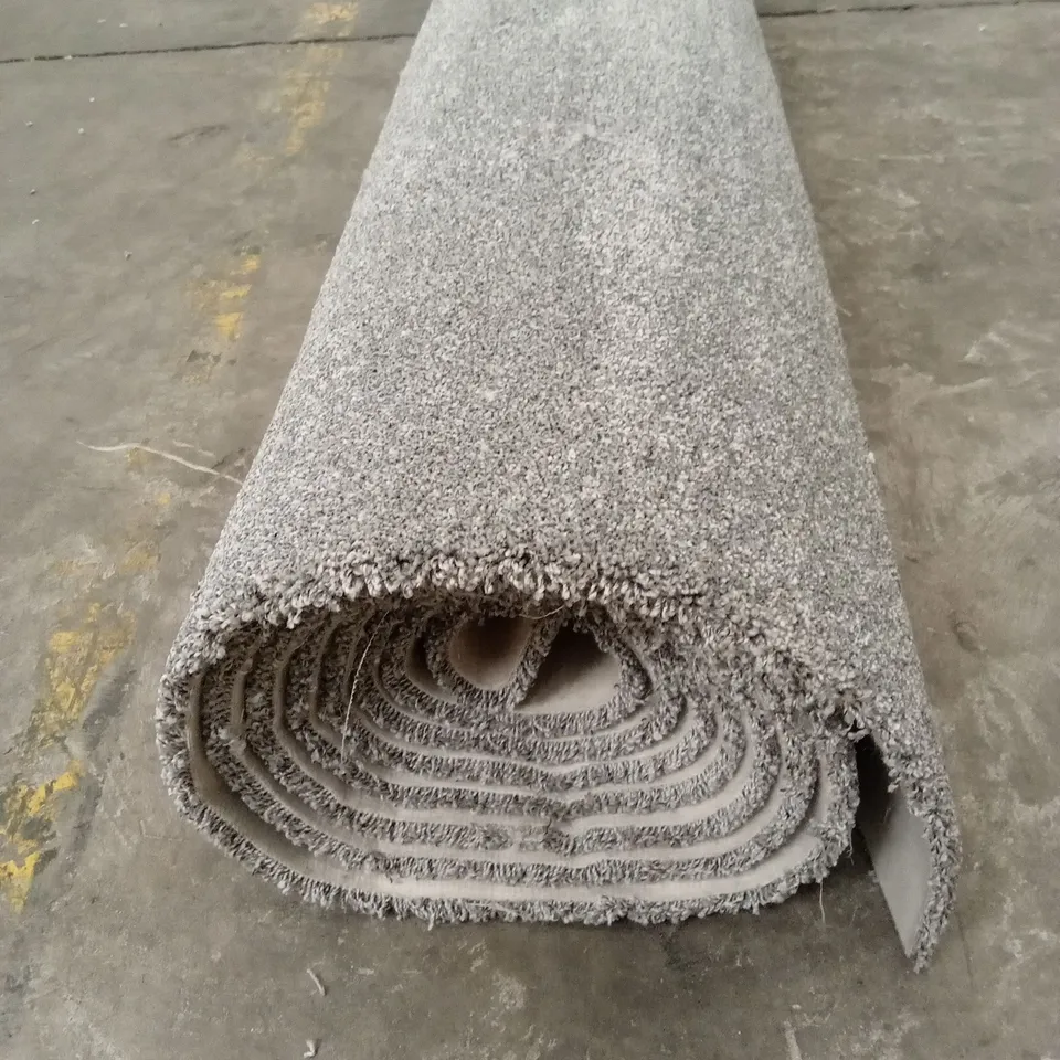 ROLL OF QUALITY DELIGHTFUL MISTY CARPET // APPROX SIZE; 2.1 x 5m