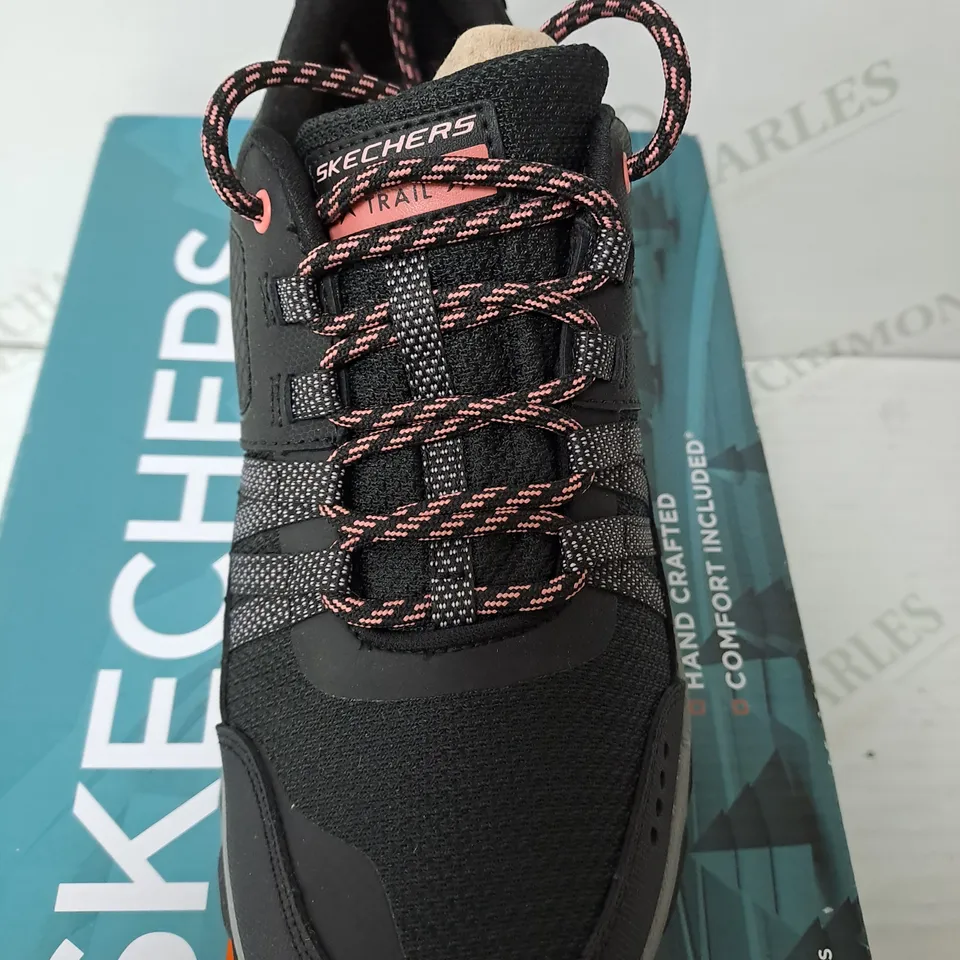 BOXED SKECHERS OUTDOOR BLACK WALKING SHOE SIZE 5