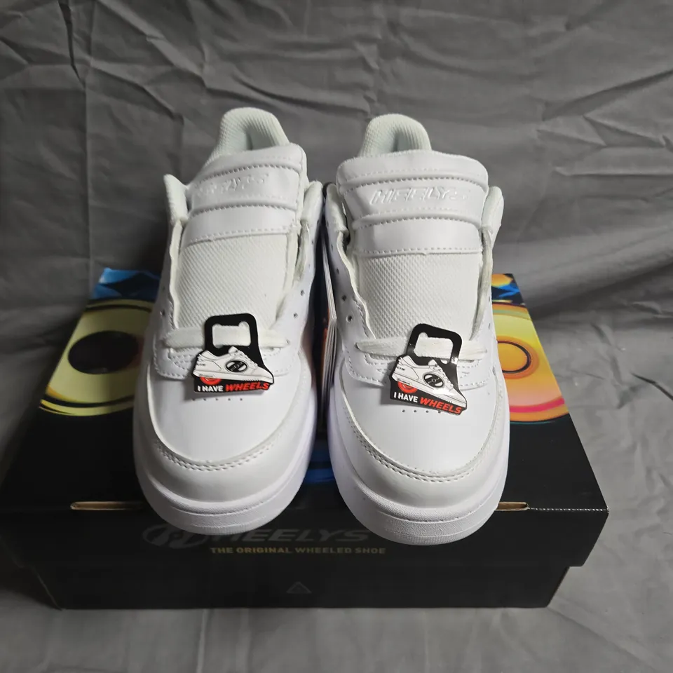 BOXED PAIR OF HEELYS REZERVE LOW TRAINERS - UK SIZE 4