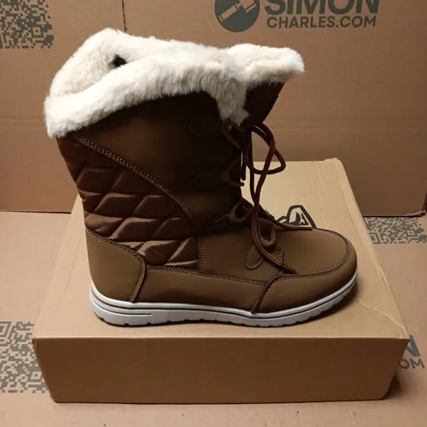 BOXED PAIR OF POLAR WOMENS QUILTED OUTDOOR BOOTS IN TAN - UK 8