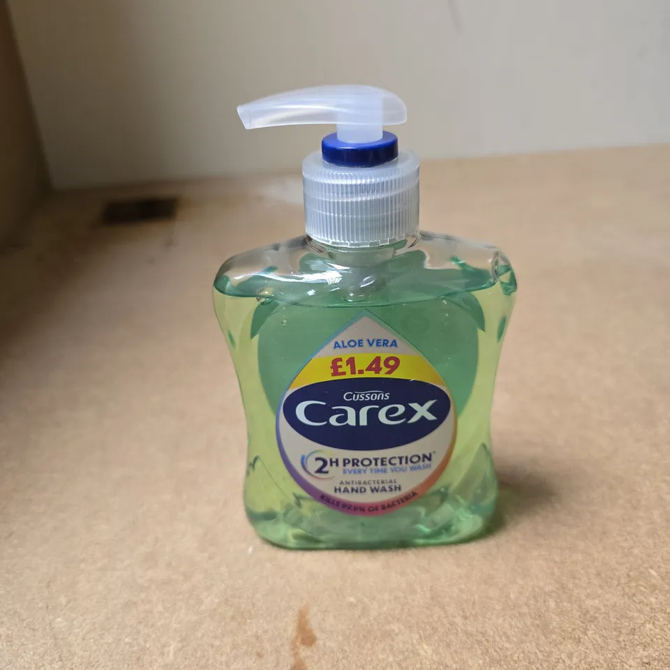 APPROXIMATELY 20 ASSORTED COSMETIC ITEMS INCLUDING CAREX HAND WASH , ELEMIS BODY CREAM AND HIVE WAX