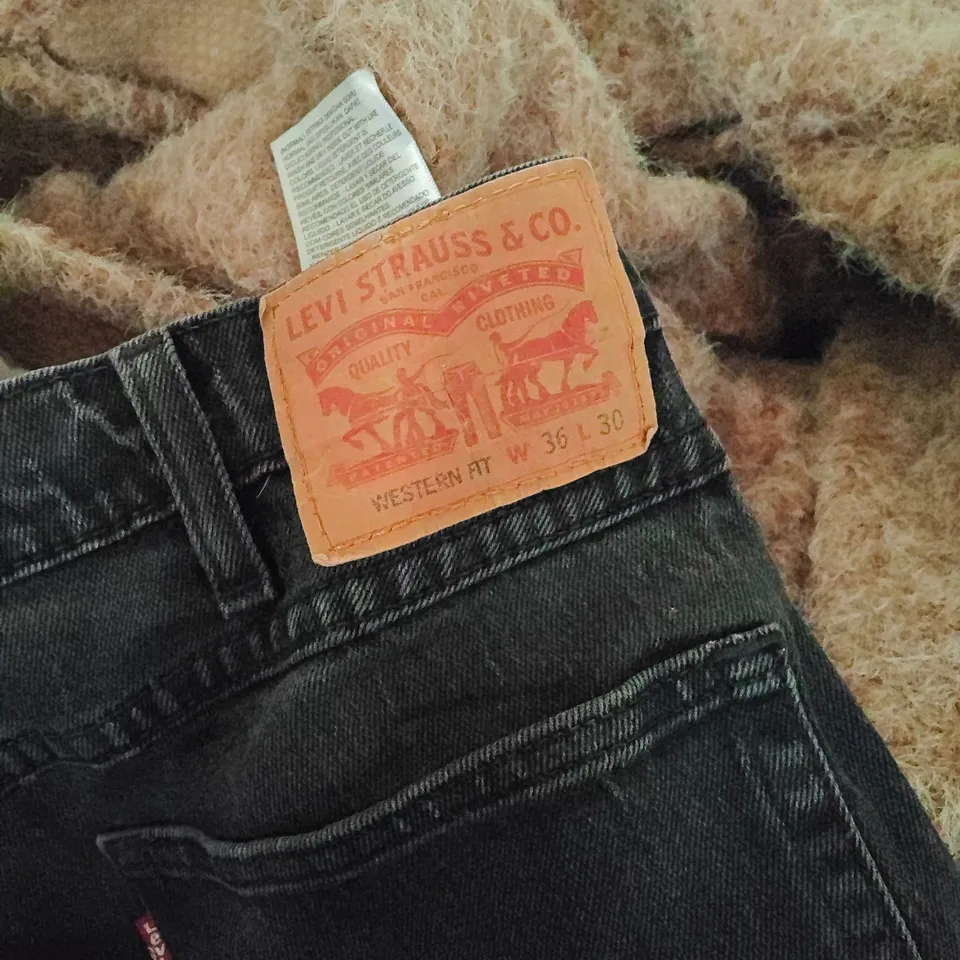 LARGE QUANTITY OF ASSORTED CLOTHING ITEMS TO INCLUDE RALPH LAUREN AND LEVIS