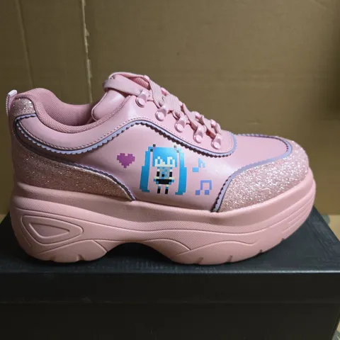 BOXED PAIR OF KOI X HATSUNE MIKU VIRTUAL DIVE MIKU CHUNKY TRAINERS - PINK (UK 8)