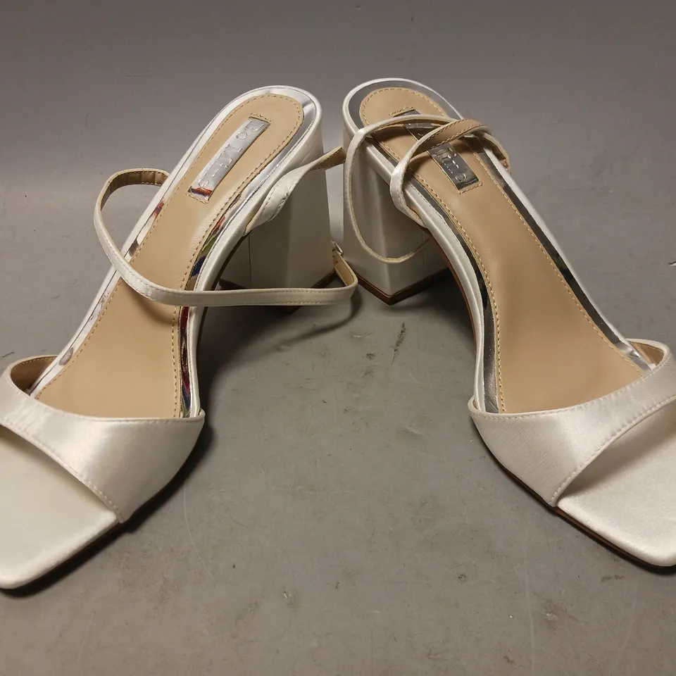 BOXED PAIR OF BE MINE BRIDAL OPEN TOE LOW BLOCK HEEL SANDALS IN IVORY SIZE 7