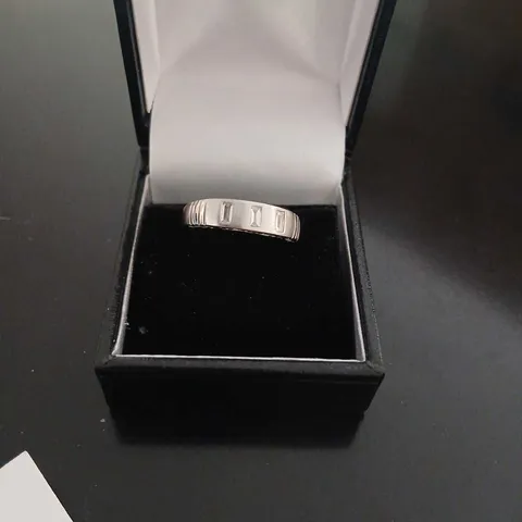 18CT WHITE GOLD RING SET WITH NATURAL BAGUETTE DIAMONDS