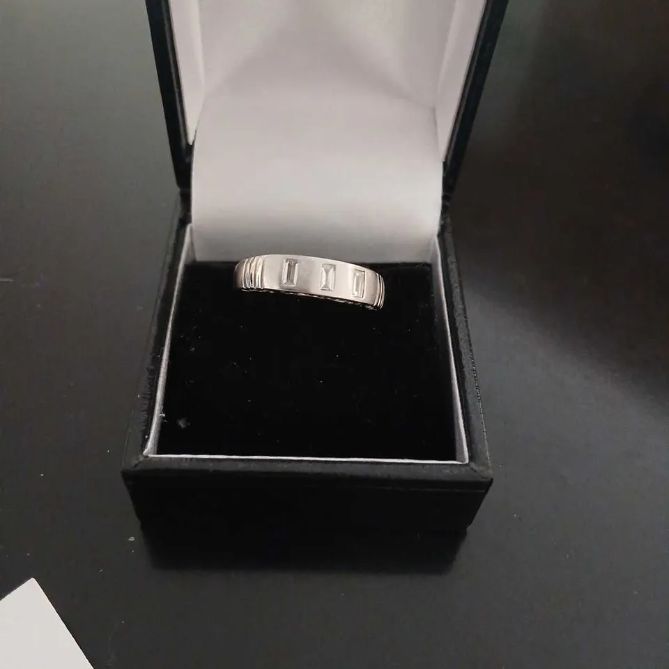 18CT WHITE GOLD RING SET WITH NATURAL BAGUETTE DIAMONDS