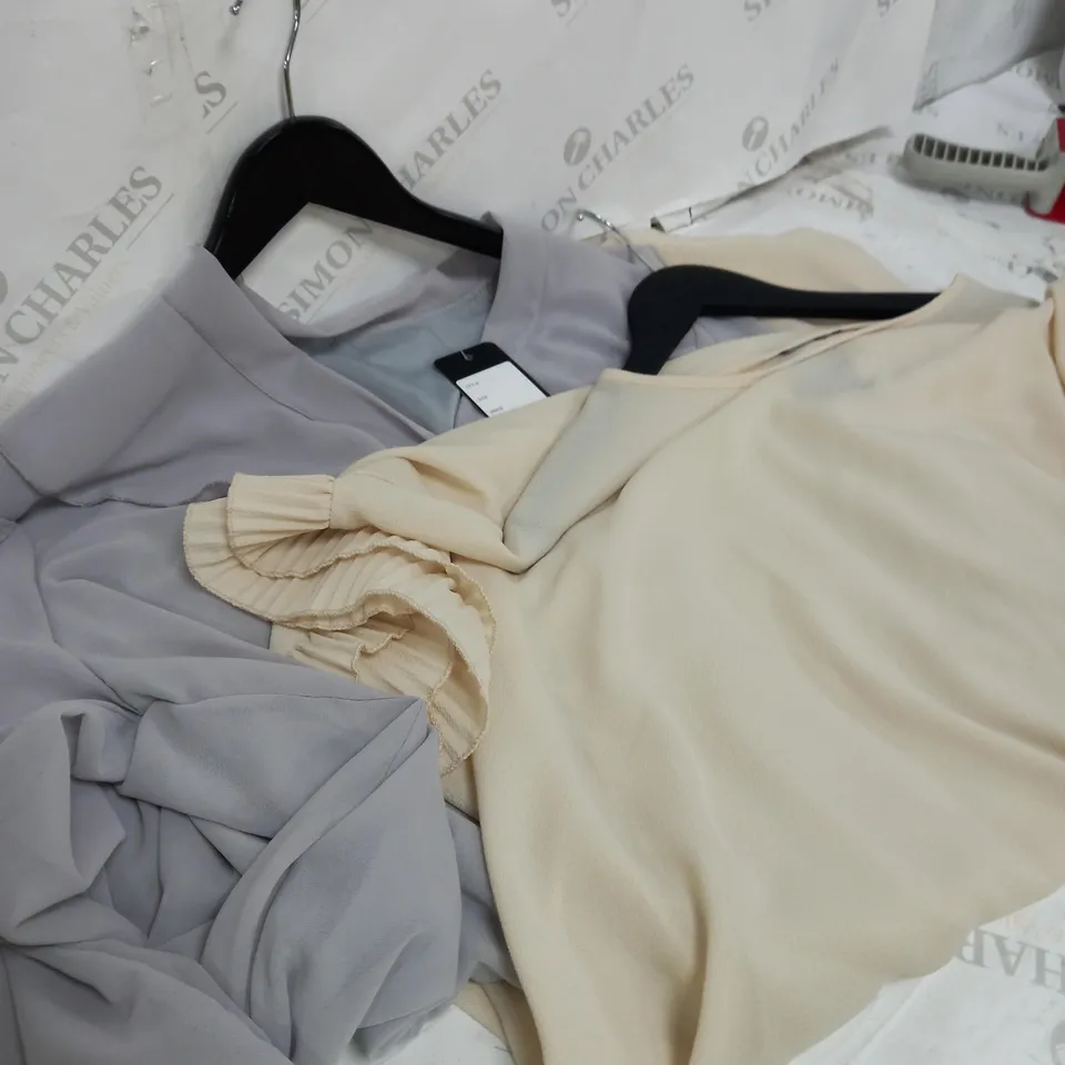 BOX OF APPROXIMATELY 10 CLOTHING ITEMS TO INCLUDE DENIM JACKETS, TOPS, DRESSES ETC