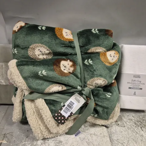 APPROXIMATELY 10 ASSORTED HOUSEHOLD PRODUCTS TO INCLUDE PILLOW CASES, THROWS, TOWELS ETC 