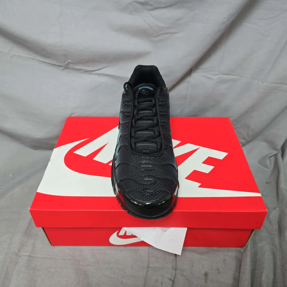 BOXED PAIR OF NIKE AIR PLUS MAX IN BLACK/BLUE - UK 8