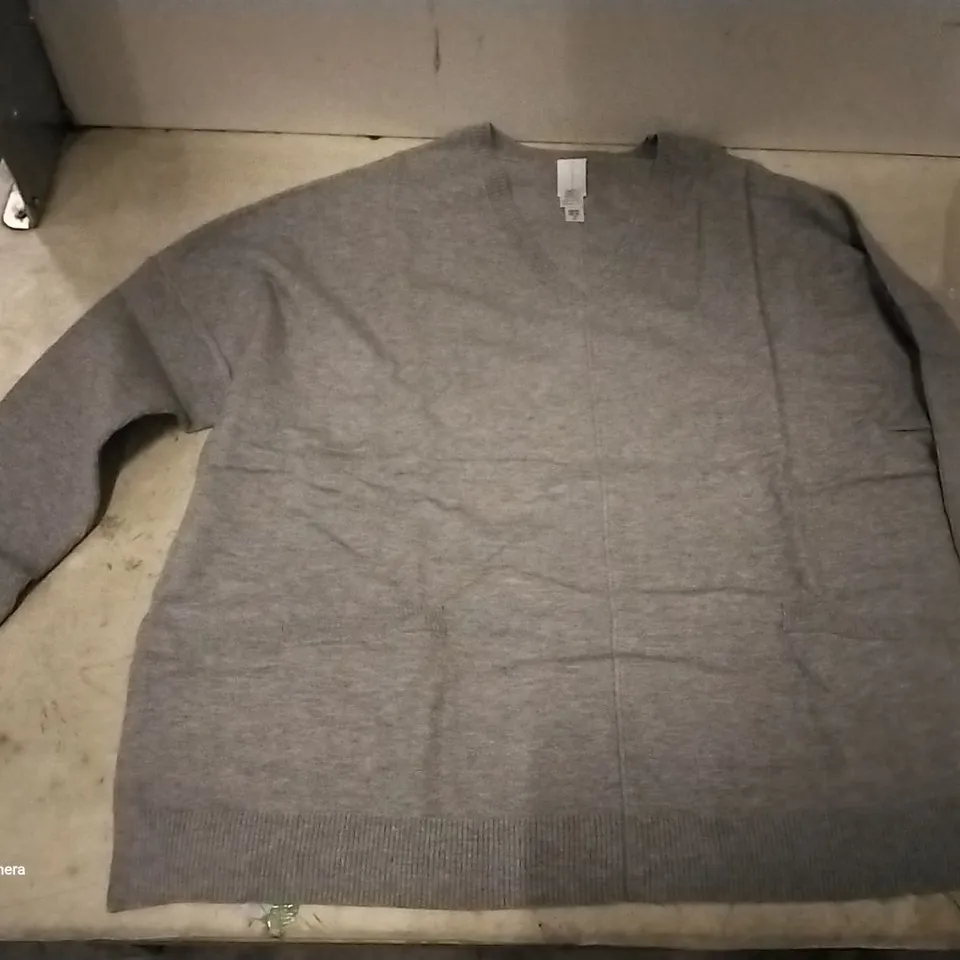 BOX OF APPROXIMATELY 22 WYNNE LAYERS GREY SWEATERS - SIZE XL