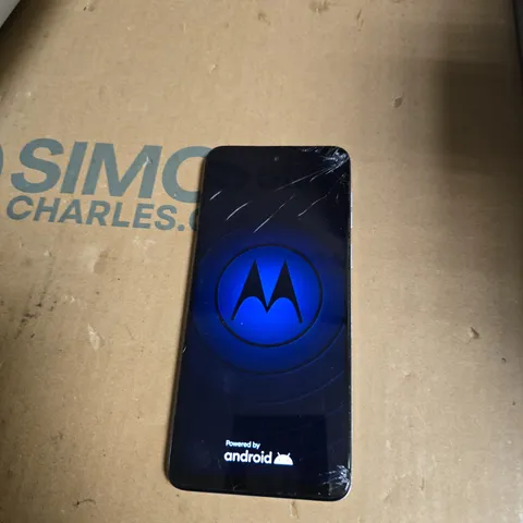 MOTOROLA SMARTPHONE – WHITE – DUAL REAR CAMERA