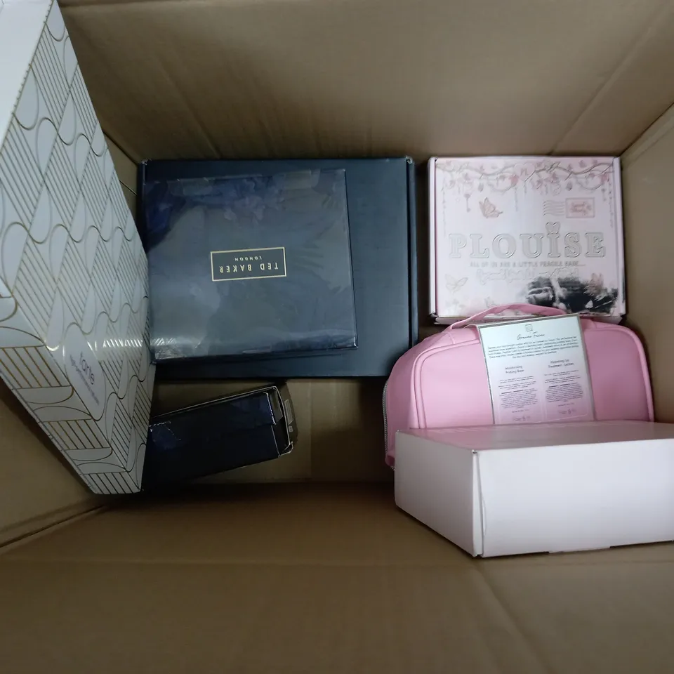 APPROXIMATELY 10 FRAGRANCE AND COSMETIC BOXSETS TO INCLUDE SO ECO BRUSH & SPONGE SET, THE SUMMER BEAUTY SET, MISS SO...? BODY FRAGRANCE SET, ETC