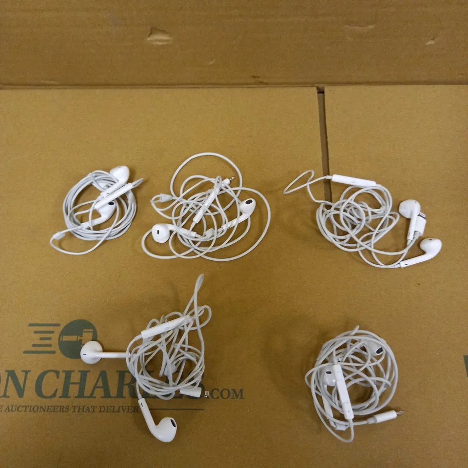 LOT OF APPROXIMATELY 5 APPLE EARPODS - LIGHTNING CONNECTOR