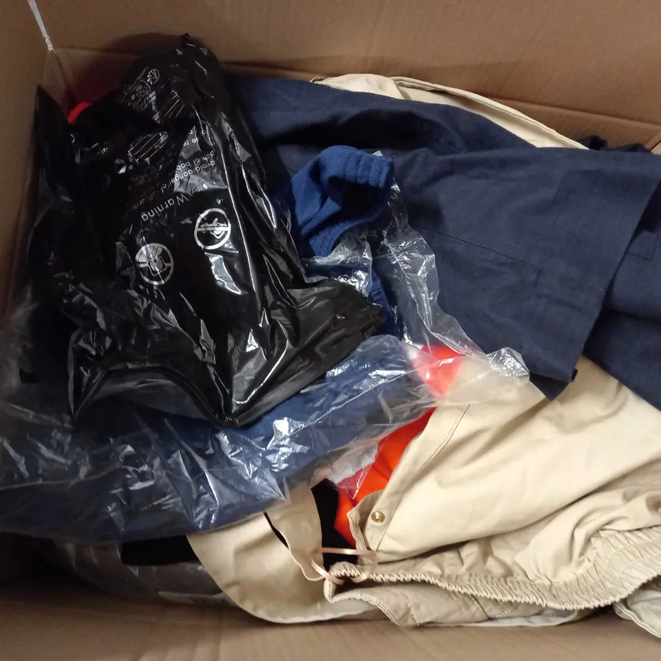 LARGE QUANTITY OF CLOTHING ITEMS TO INCLUDE DRESSES, SWEATERS, JEANS, T-SHIRTS, ETC