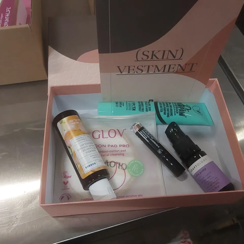 PALLET CONTAINING A VERY LARGE QUANTITY OF ASSORTED BEAUTY RELATED PRODUCTS TO INCLUDE: BIRCHBOX MAKEUP SETS, BIRCHBOX BEAUTY SETS, MAR HYDRATING MASKS ECT