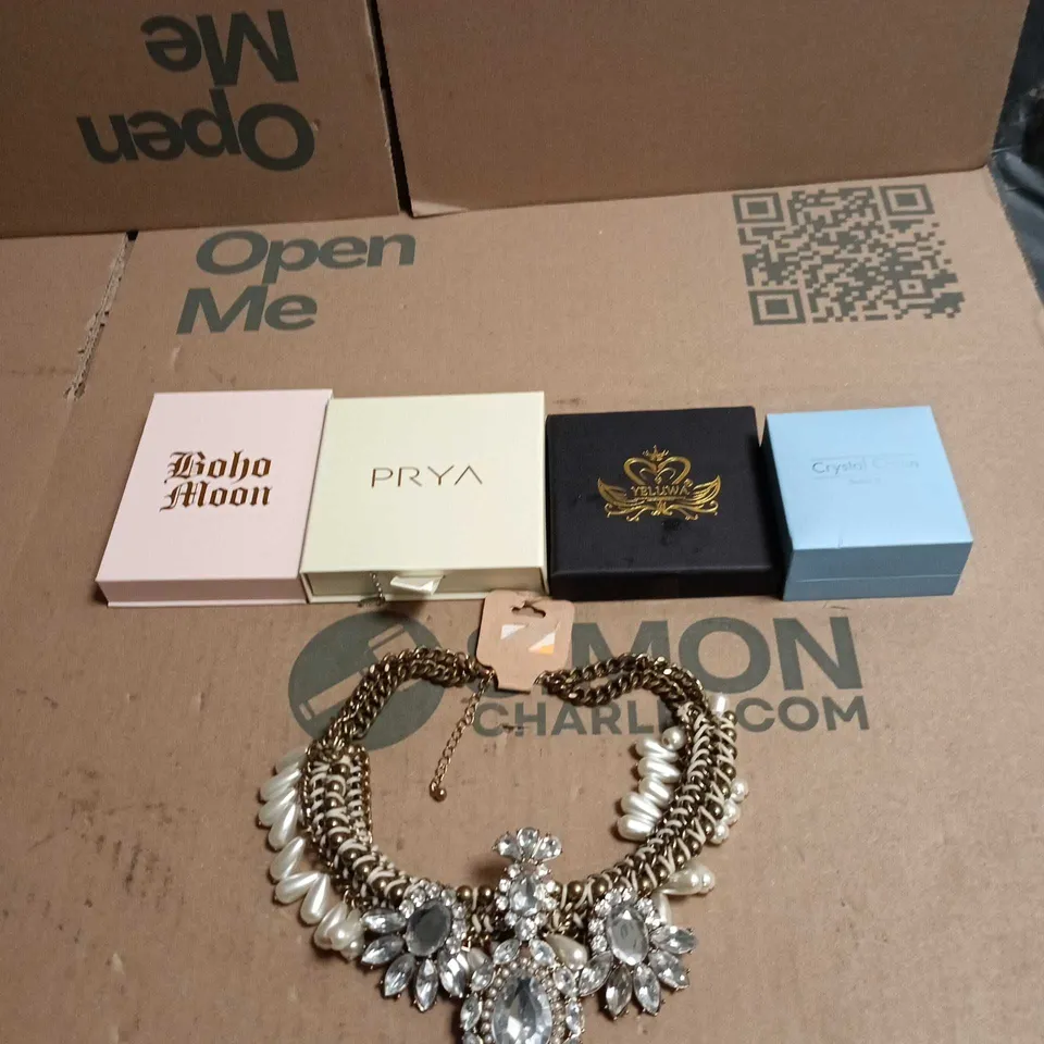 TOTE OF APPROXIMATELY 20 ASSORTED JEWELLERY/WATCH ITEMS TO INCLUDE BOHO MOON, PYRA, YELUWA, CRYSTAL CHAIN ETC