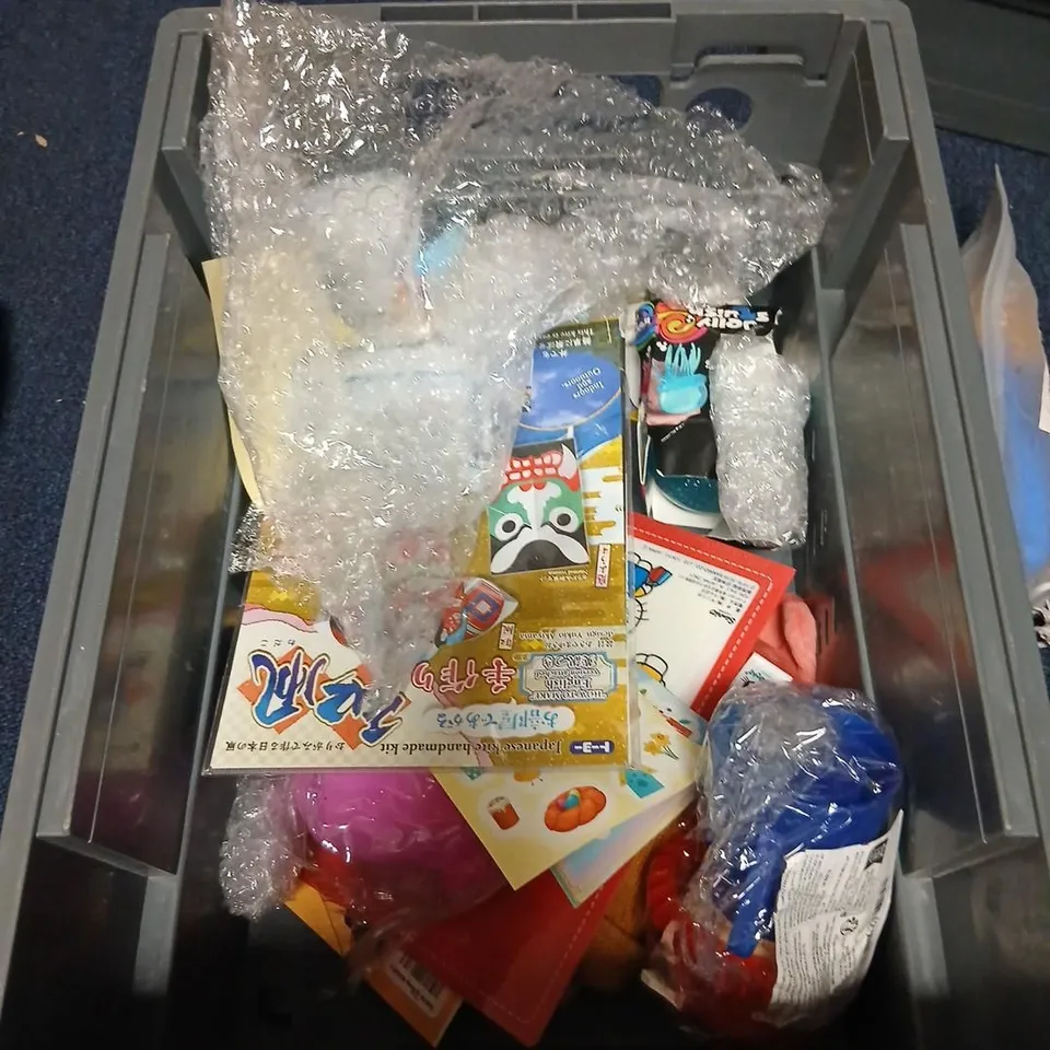 LARGE QUANTITY OF ASSORTED TOYS AND ACCESSORIES TO INCLUDE; GHOST FACE RUBBER DUCK, EASTER BUBBLE 3PK, MYSTERY DUMPLINGS, JELLYCAT STICKERS AND TUCK IN TINS BUNNY