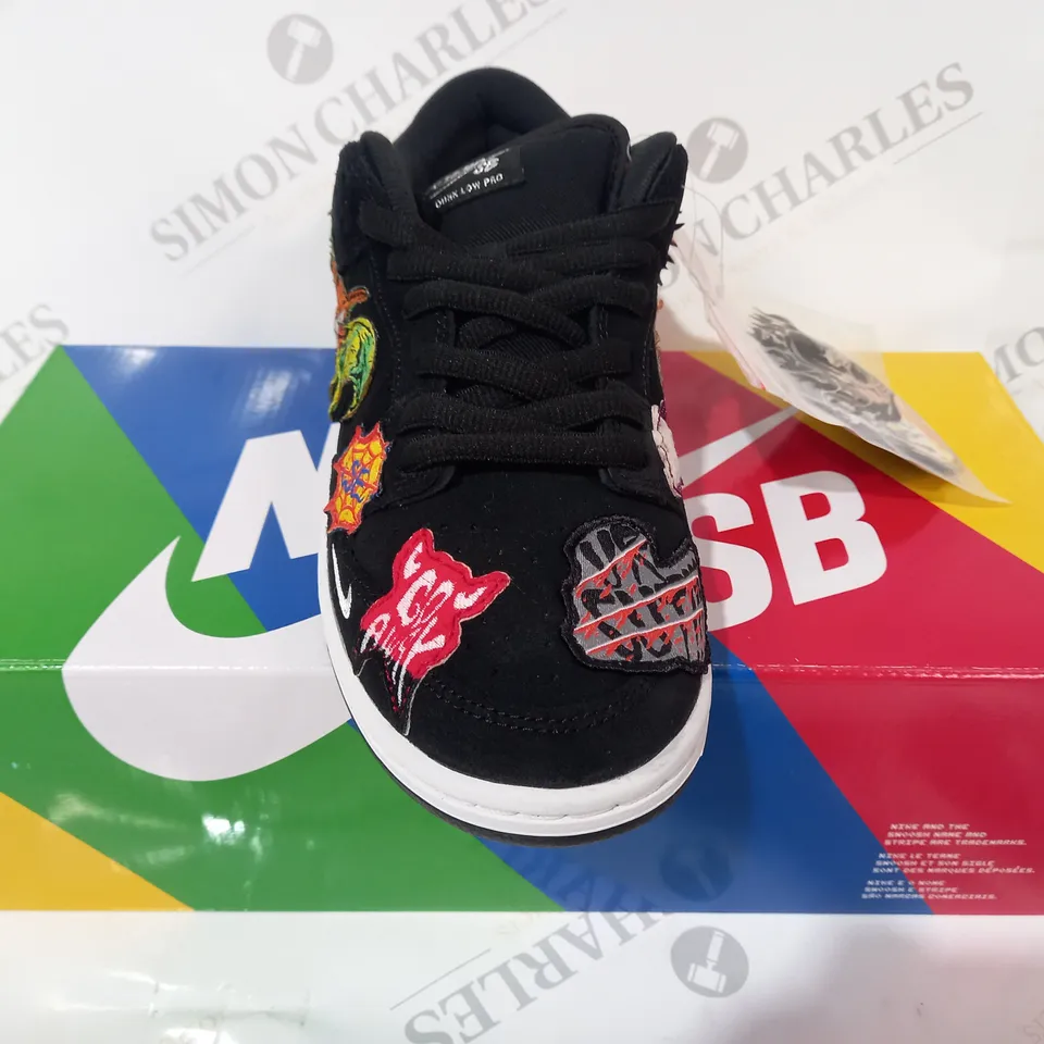 BOXED PAIR OF NIKE SB DUNK LOW PRO SHOES IN BLACK/WHITE/MULTICOLOUR UK SIZE 6