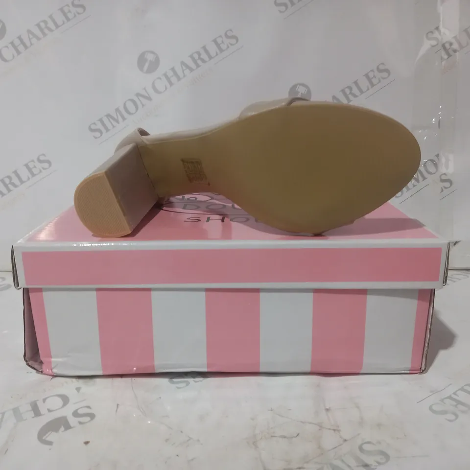 BOXED PAIR OF NO DOUBT OPEN TOE HIGH BLOCK HEEL SANDALS IN NUDE SIZE 6