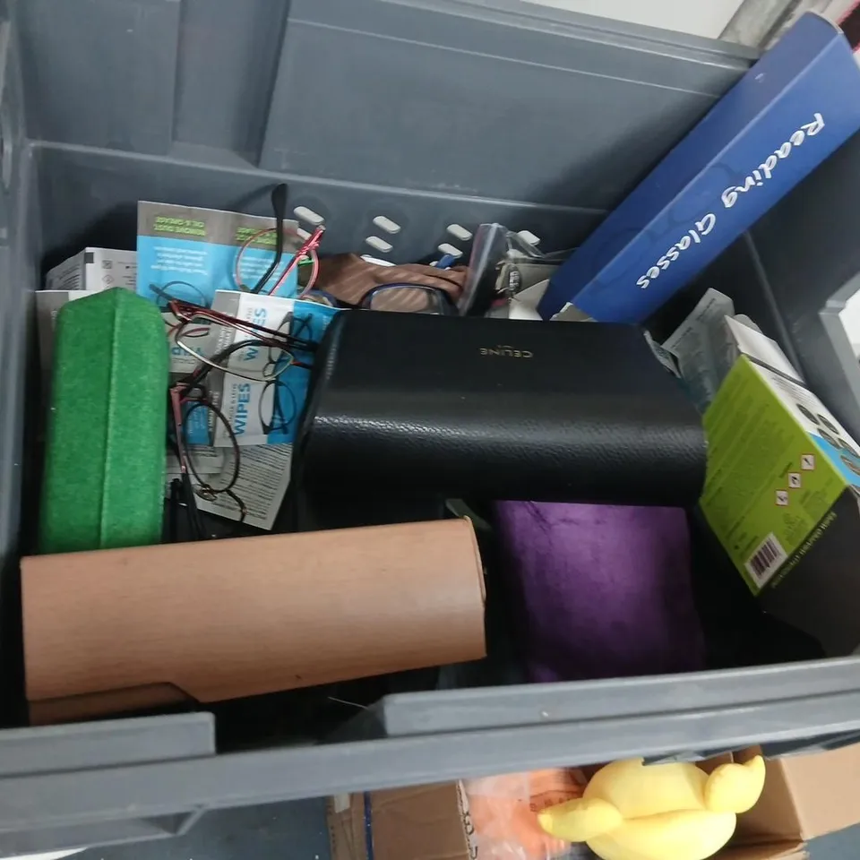 LARGE QUANTITY OF ASSORTED GLASSES AND ACCESSORIES