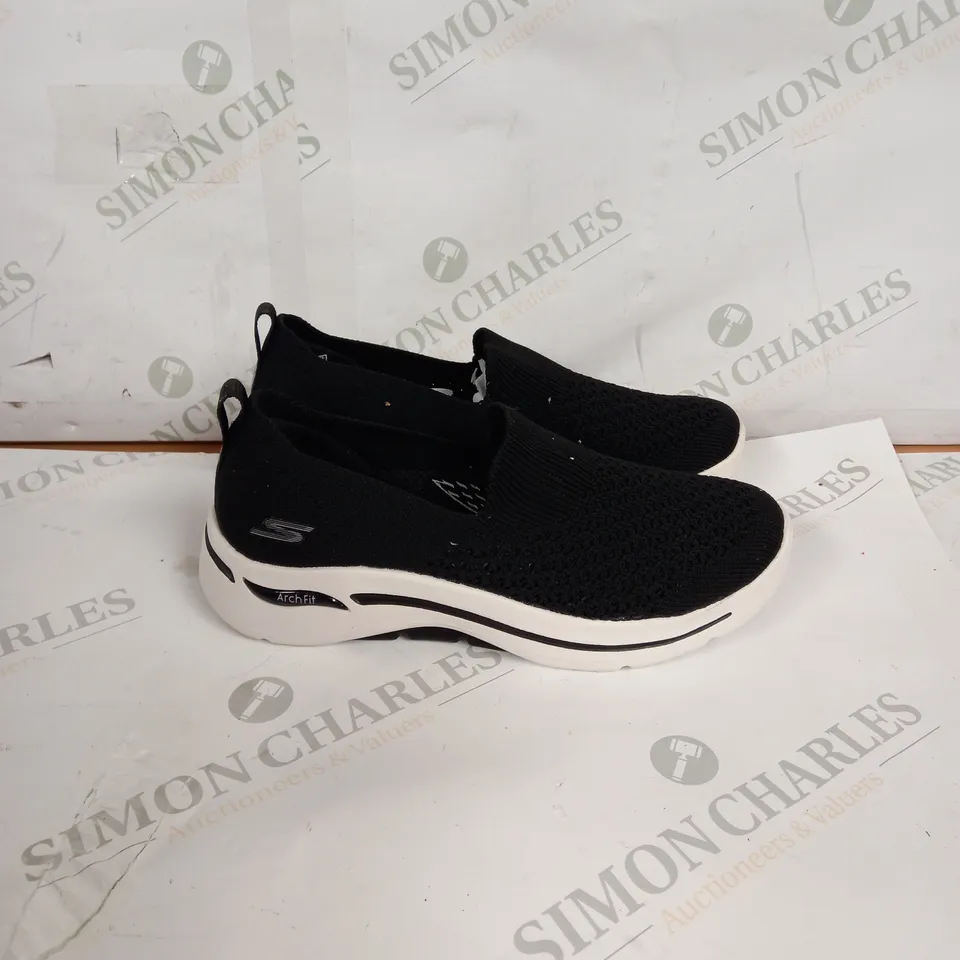 SKECHERS GO WALK ARCH FIT DELORA SLIP ON TRAINER
