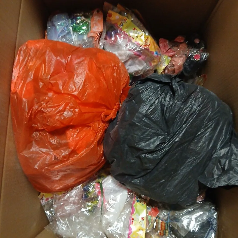 LARGE QUANTITY OF ASSORTED DOLLS CLOTHES