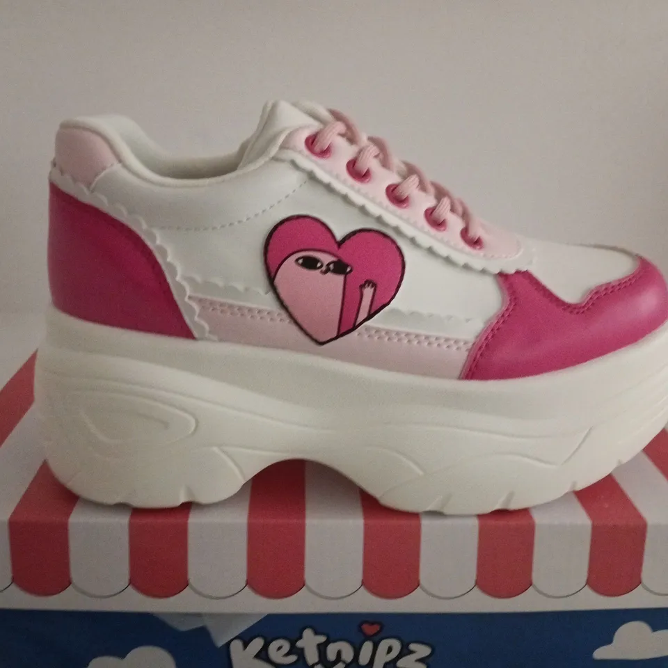 BOXED PAIR OF KETNIPZ X KOI FOOTWEAR LOVEABLE ANTICS - TRAINERS - PINK - SIZE US 6