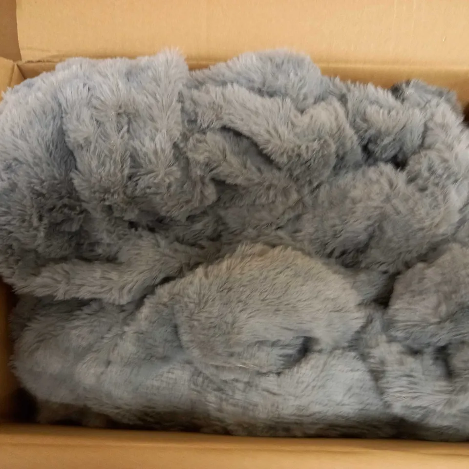 DESIGNER STYLE THROW - GREY