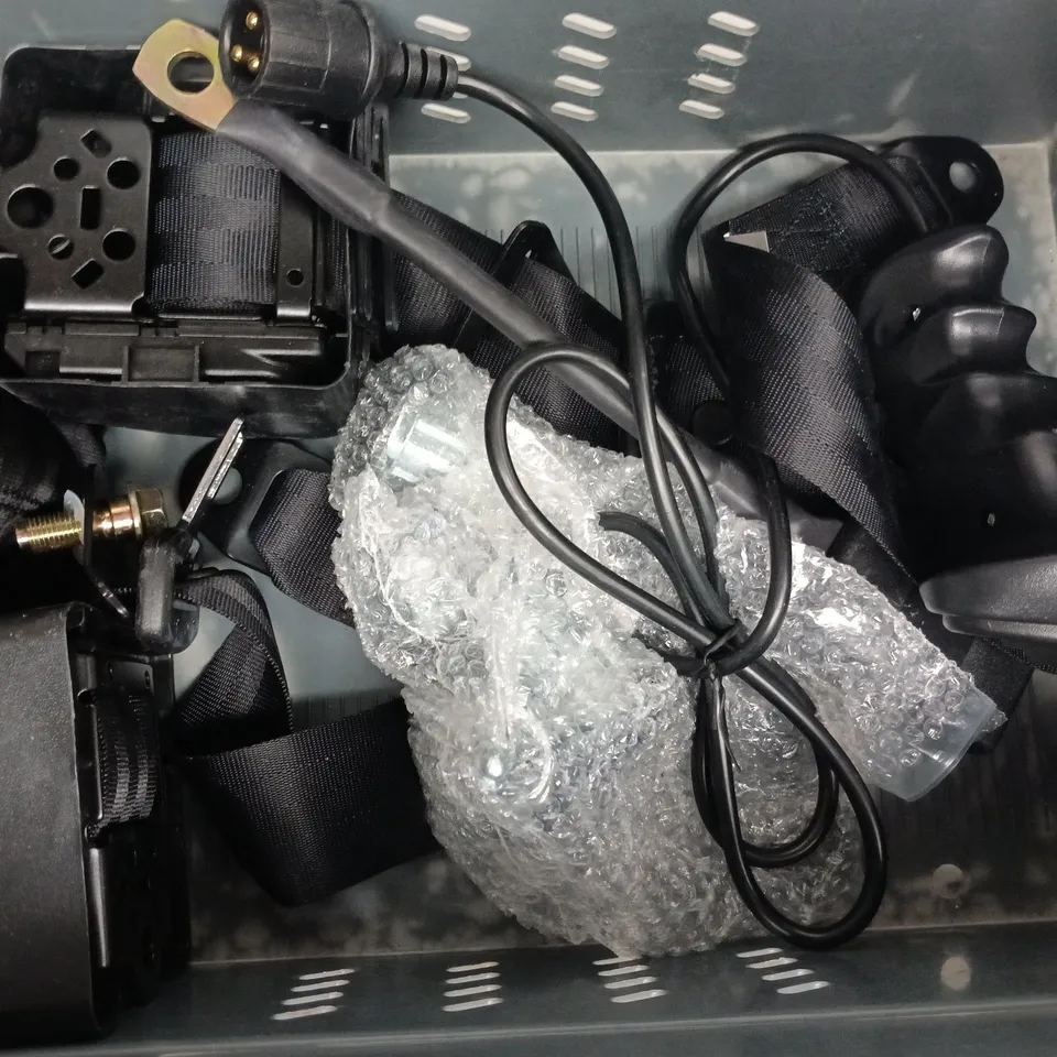 APPROXIMATELY 5 ASSORTED HOUSEHOLD ITEMS TO INCLUDE BICYCLE COMBINATION LOCK, ETC